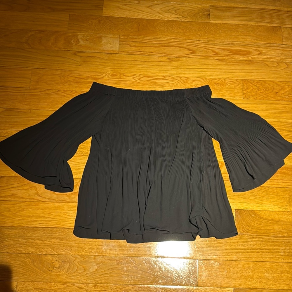 Off-shoulder Vince Camuto top, size L